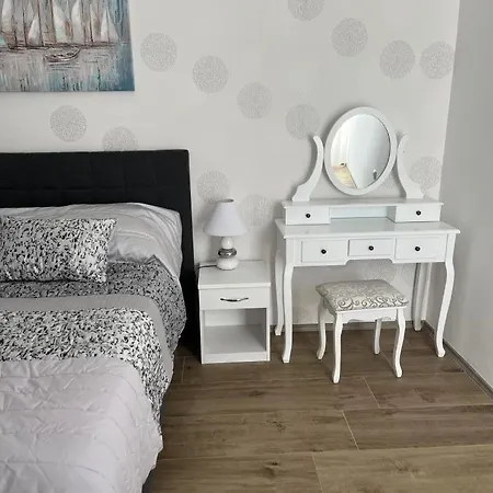 Apartament Ella *